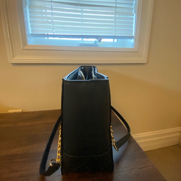 Black Purse + Gold chained - Picture 3 of 4